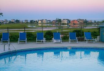 Mariner Resort has rooms with a private hot tub