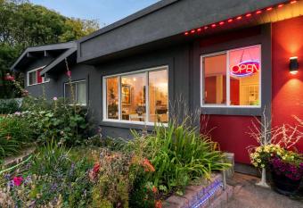 Thriftlodge Edmonton allows 18 year olds to book a room