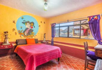 Hostal Casa De Dante allows 18 year olds to book a room