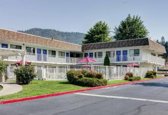 Motel 6 Grants Pass allows 18 year olds to book a room