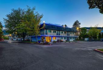 Motel 6 Seattle East- Issaquah allows 18 year olds to book a room