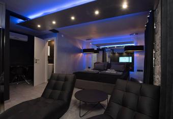 Capitano allows 18 year olds to book a room