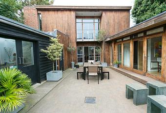 Old Fire Station Canterbury has Balcony rooms