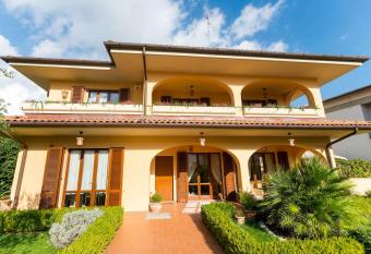 Hidden Tuscan Treasure allows 18 year olds to book a room