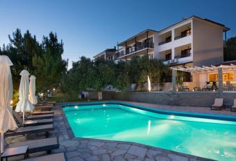 Hotel Villa Natassa allows 18 year olds to book a room