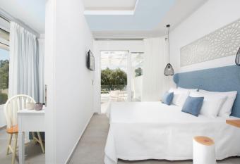 Akti Belvedere Color & Essence has rooms with a private hot tub