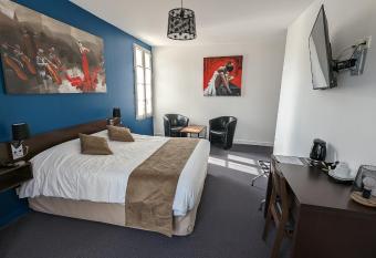 H  tel Restaurant Le Lion d Or allows 18 year olds to book a room