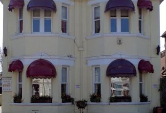 Hunters Lodge Guest House allows 18 year olds to book a room