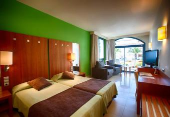 Hotel Miami Mar has rooms with a private hot tub