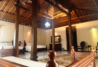 Jogloplawang Villa&Resort has rooms with a private hot tub