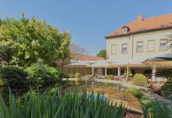 Winzergarten Hotel-Restaurant allows 18 year olds to book a room