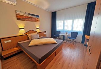 HIL - Hotel im Lus Schopfheim allows 18 year olds to book a room