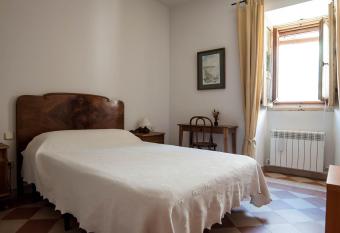 Hostal Puerta Medina has Balcony rooms