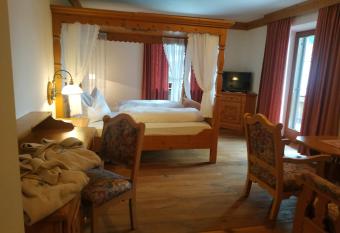 Sport Hotel Wildgall has rooms with a private hot tub