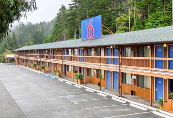 Motel 6 Gold Beach allows 18 year olds to book a room