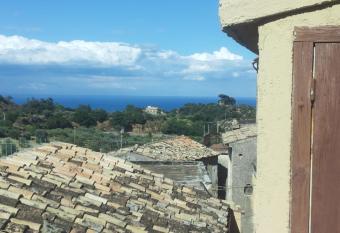 Enjoy Badolato! has Balcony rooms