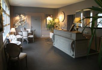 H  tel de la Mer allows 18 year olds to book a room