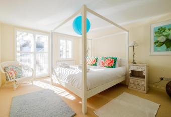 Shell Cottage has Balcony rooms