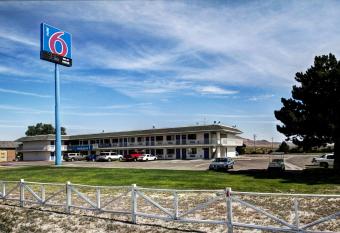 Motel 6 Wells has Smoking rooms