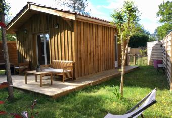 Escale sous les pins allows 18 year olds to book a room