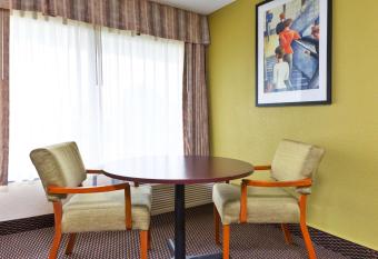 Ramada by Wyndham Pikesville/Baltimore North has rooms with a private hot tub