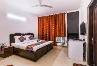 FabExpress Hemkunt Mansion allows 18 year olds to book a room