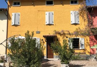 La casa tra i vigneti has Balcony rooms