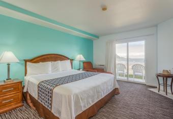 Pacifica Beach Hotel has rooms with a private hot tub