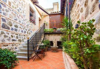 Casa de Bisagra has Balcony rooms