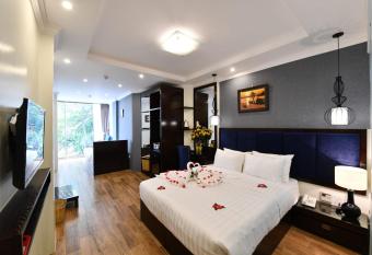 Bella Rosa Trendy Hotel & Spa has rooms with a private hot tub