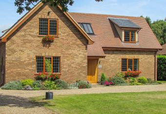 Swiss Cottage has Balcony rooms