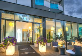 Apartamenty Nad Pars  t   Szpitalna 7 allows 18 year olds to book a room