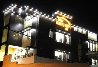 Hotel temple view inn allows 18 year olds to book a room