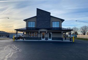 Americas Best Value Inn Farmington has rooms with a private hot tub