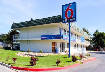 Motel 6 King City Ca allows 18 year olds to book a room