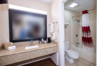 Red Roof Inn Muscle Shoals has rooms with a private hot tub