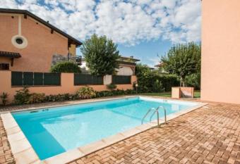 Attico Sirmione Easy has Balcony rooms