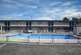 Super 8 by Wyndham Penticton allows 18 year olds to book a room