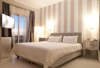 Georgioupolis Beach Hotel has rooms with a private hot tub