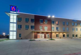 Motel 6 Fort Worth, Tx - North - Saginaw has Smoking rooms