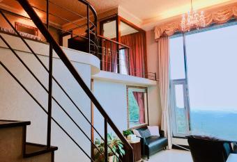 Hi-Star View Hotel has rooms with a private hot tub