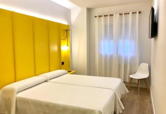 Albergue O Burgo has Balcony rooms