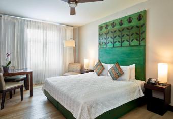 R Hotel Kingston has Balcony rooms