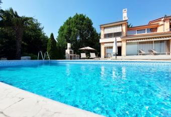 Apartments in Villa Azra allows 18 year olds to book a room