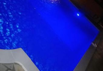 Les Gites du Bonheur has rooms with a private hot tub