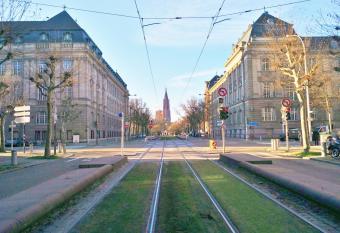 Avenue de La Paix - L Exclusif allows 18 year olds to book a room