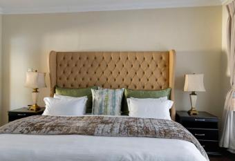 Dikalo Highston has rooms with a private hot tub