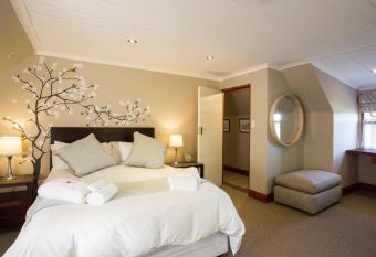 The Browns  Luxury Guest Suites has Balcony rooms