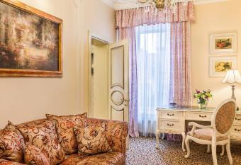 Frederic Koklen Boutique Hotel has rooms with a private hot tub