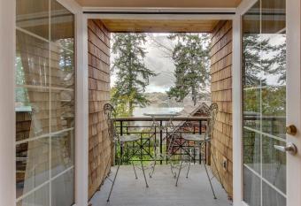 Blooms Winery Suite has Balcony rooms